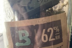 Boveda humidity pack 62 percent in jar with hygrometer